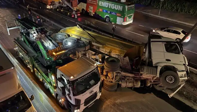 Moloz Yüklü Hafriyat Kamyonu Devrildi: Araçtaki Tehlike ve Sonrası
