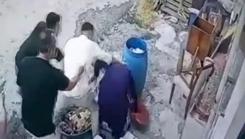 Başakşehir'de Baba ve Oğul Arasında Bidon Krizi: Bir Kadın Darbedildi