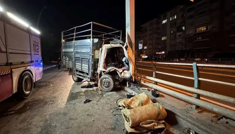 Kamyonet Yön Tabelasına Çarptı: Sürücü Hastaneye Kaldırıldı, Durumu Ciddi!