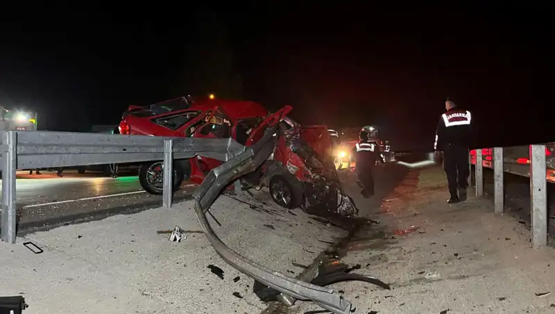Bariyerlere Çarpan Otomobilin Korkunç Kazası: 2 Kişi Hayatını Kaybetti