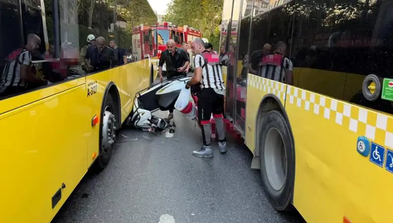 Motosiklet İETT Otobüslerinin Arasında Kaldı: Kaza Anı Kameralarda!
