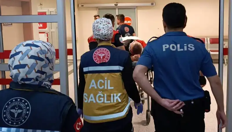 Polis Ekipleri Kaza Yaptı: İki Yaralı, Olay Yeri Hızla Sarpıştı!