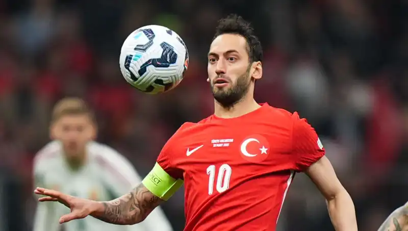Fenerbahçe'nin Hakan Çalhanoğlu Teklifi: Mourinho İle Rekabet Zorlaşacak mı?