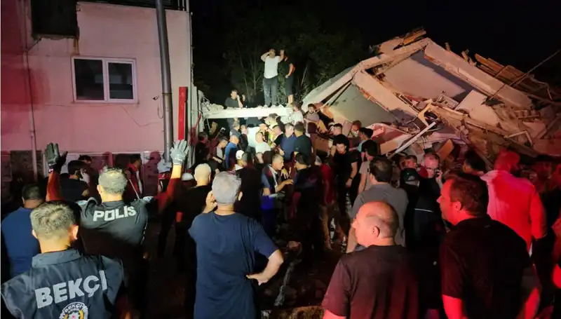 Balıkesir Sındırgı'da Şiddetli Deprem: Can kaybı ve Yaralılar Var