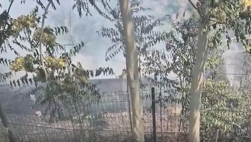 Sultangazi'de Otluk Alan Yangını: Gecekonduya Sıçrayan Alevler Korkuttu