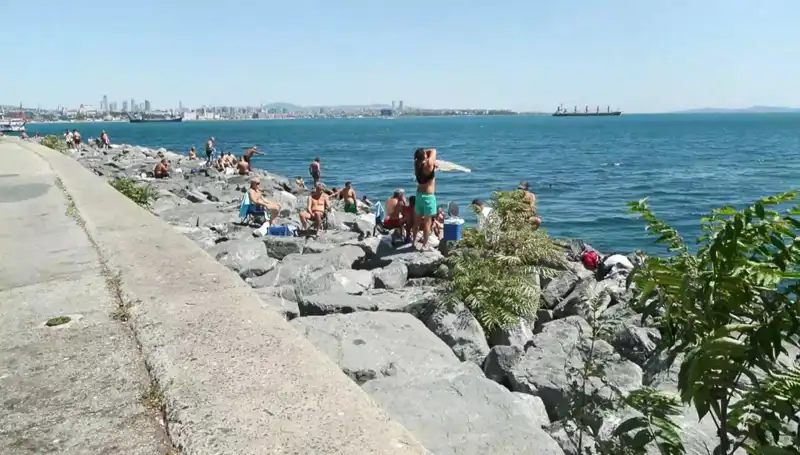 İstanbul'un Sıcak Hava Keyfi: Plajlar ve Sahiller Yeniden Canlanıyor