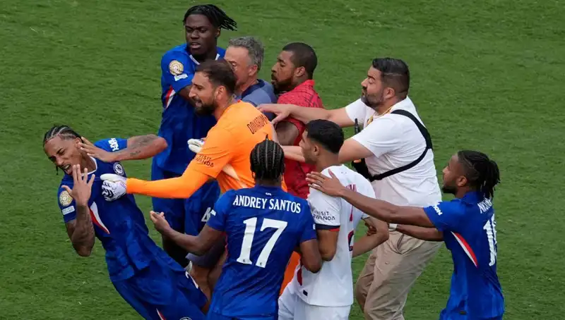 Futbol Maçında Şok Eden Anlar: Teknik Direktör Futbolcuya Yumruk Attı