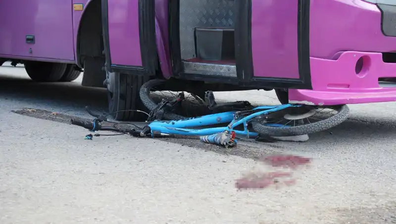 Bisiklet Süren Çocuk Otobüsün Altında Kaldı: Acı Kaza Detayları