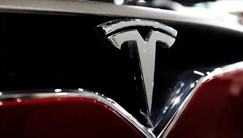 Tesla'da Kriz: Ucuz Model Tartışmaları ve FSD Beklentileri