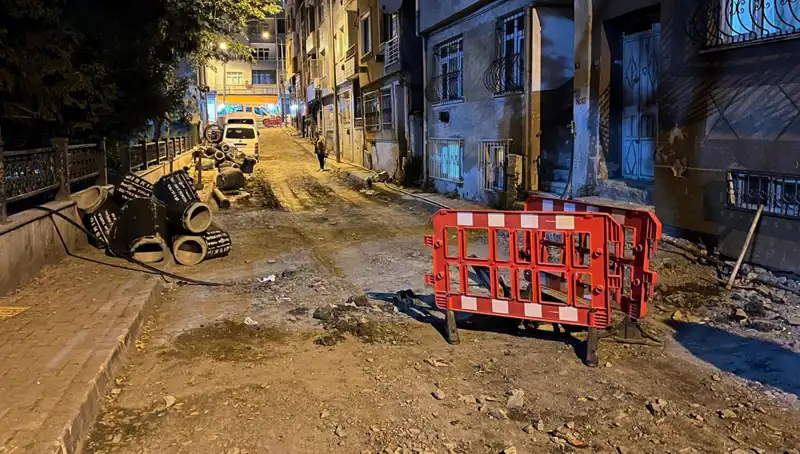 Bayrampaşa'da Altyapı Çalışması Sırasında Patlayan Rögar Kapağı Herkesi Şaşırttı