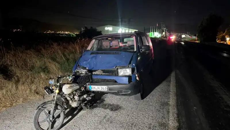 Söke'de Minibüs, Motosiklete Çarpınca Üç Kişi Yaralandı
