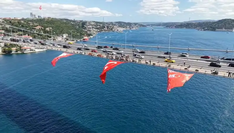 Türk Bayrağı ile Birlik ve Beraberlik Mesajı: Köprüde Yeni Bir Gelenek Başladı