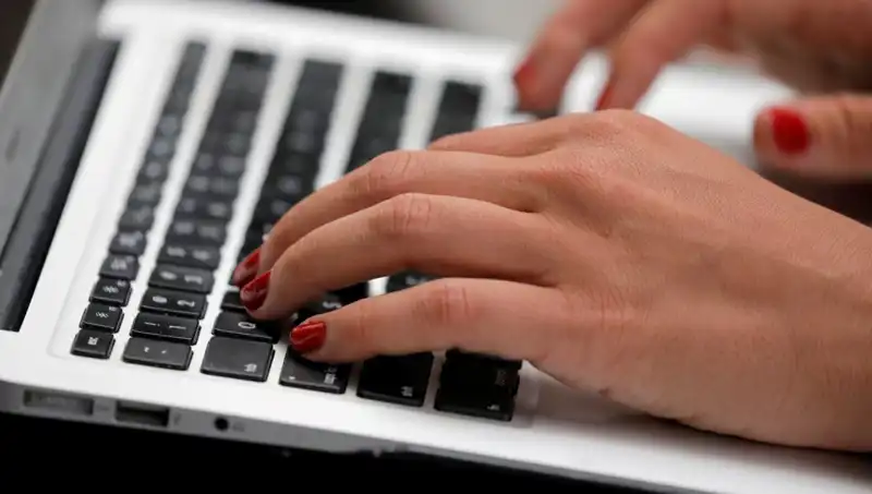 Laptop Mikrofonları: Kapalıyken Dinlenme Tehlikesi ve Çözümleri