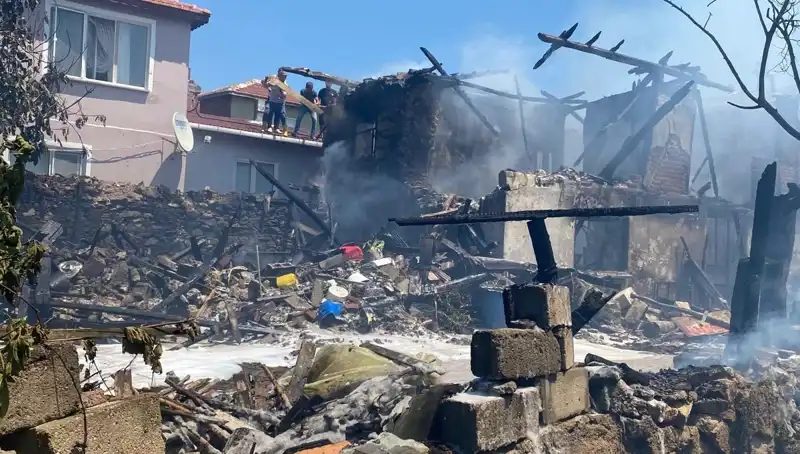 Kırklareli'nde İki Katlı Evde Çıkan Yangında İtfaiye Erine Yaralanma Şoku