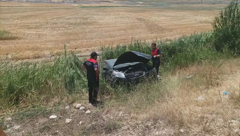 Otomobil Şarampole Uçtu: İki Kişi Yaralandı, Olayın Ayrıntıları Şoke Etti